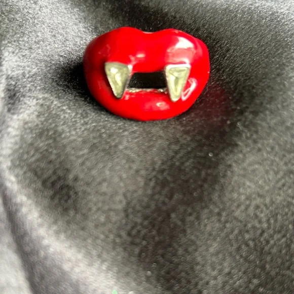 Betsey Johnson Red Vampire Lips Ring - Picture 1 of 2
